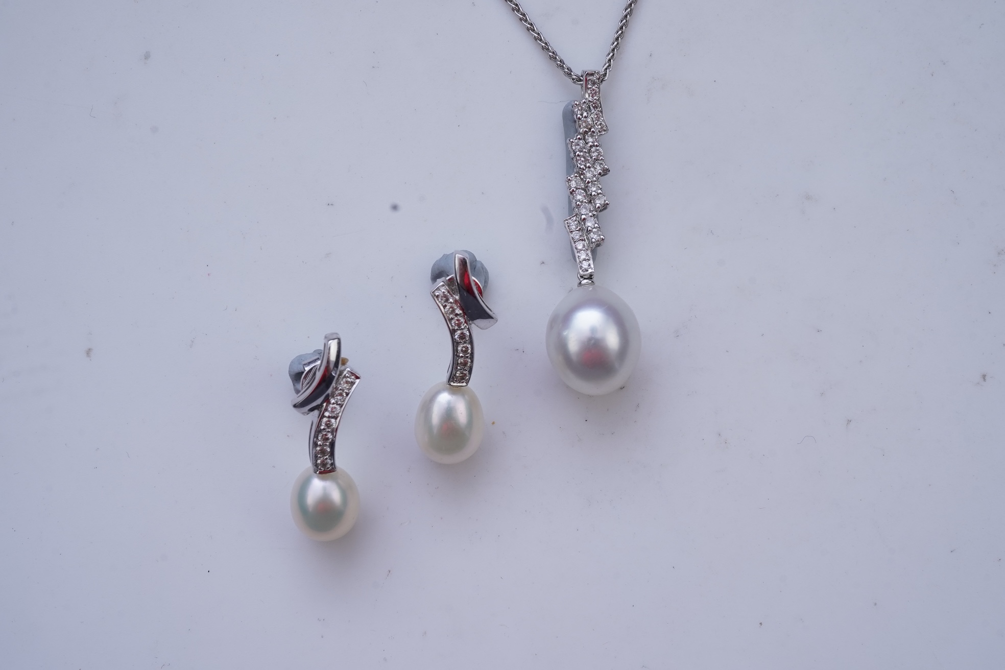 A diamond pendant necklace